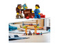 Ensembles LEGO City avec une grue pont, un trésor et des figurines.