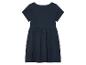Une robe bleu marine à manches courtes.