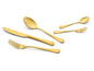 Ensemble de couverts dorés avec couteau, fourchette et cuillère.