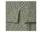 Détail d'un tissu vert olive texturé, probablement pour vêtements.