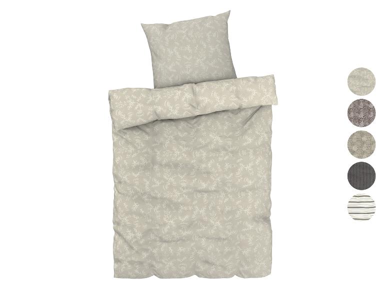 Housse de couette beige avec motif floral blanc.