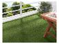 Gazon artificiel vert sur un balcon avec table pliante.