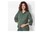 Maternité : chemisier et pantalon vert olive en tissu gaufré.