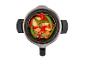 Marmite avec des légumes coupés comme des poivrons, des courgettes et des pois