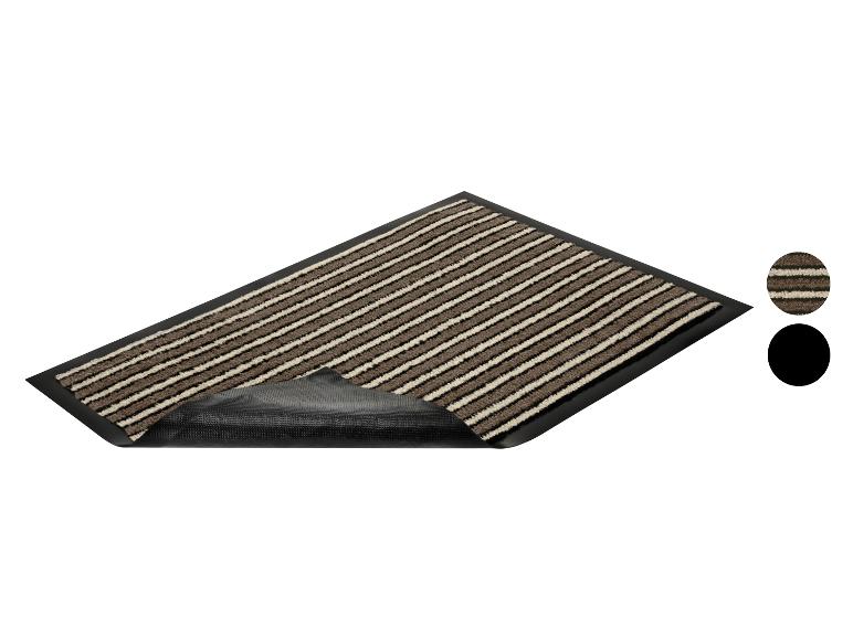 Paillasson rayé marron et beige avec une base en caoutchouc noir.
