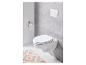 Des toilettes blanches avec un abattant à fermeture douce et un réservoir encastré.