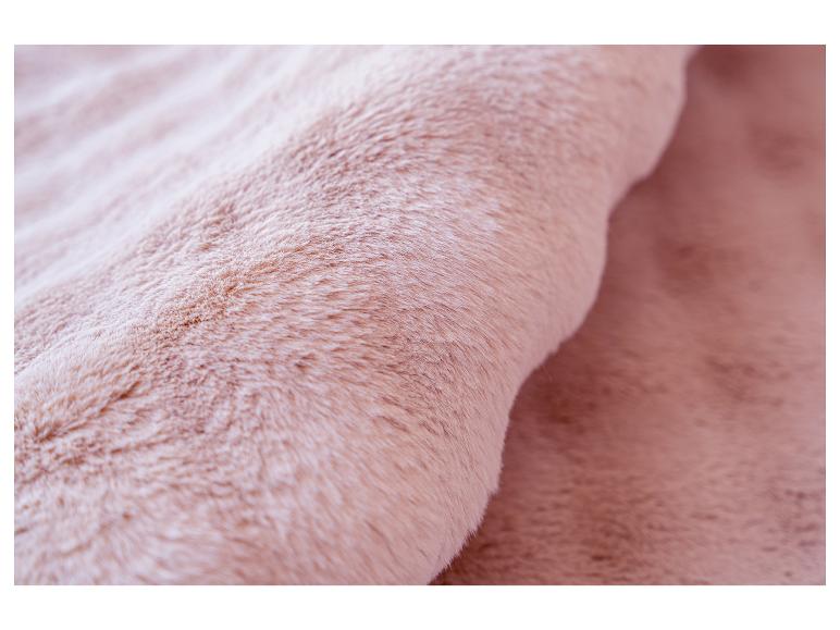 Tissu en peluche doux et rose.