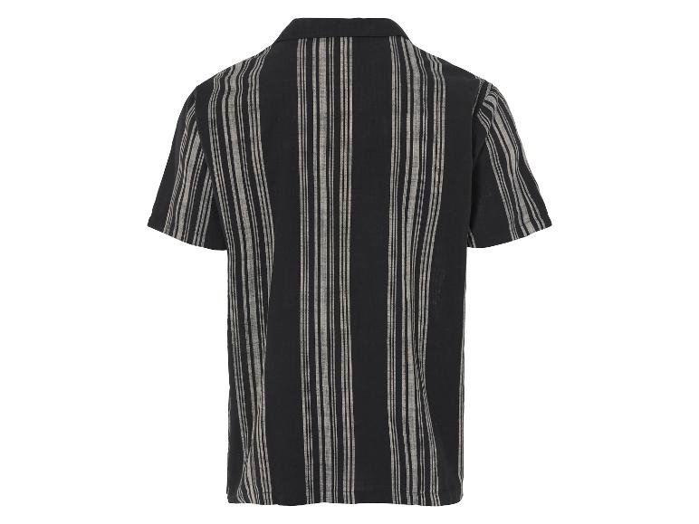 Chemise à manches courtes à rayures verticales noires et beiges.
