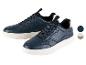 Deux paires de baskets bleues avec des semelles blanches