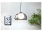 Un luminaire suspendu moderne avec un abat-jour en verre.