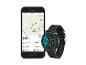 Une smartwatch avec un bracelet noir affiche l'heure et les données de remise en forme, à côté d'un smartphone qui affiche une carte avec un itinéraire et des statistiques de remise en forme.