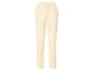Pantalon femme beige coupe droite sur fond blanc.