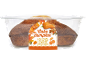 Cake à la citrouille avec carotte, courge butternut et épices, dans un emballage transparent.