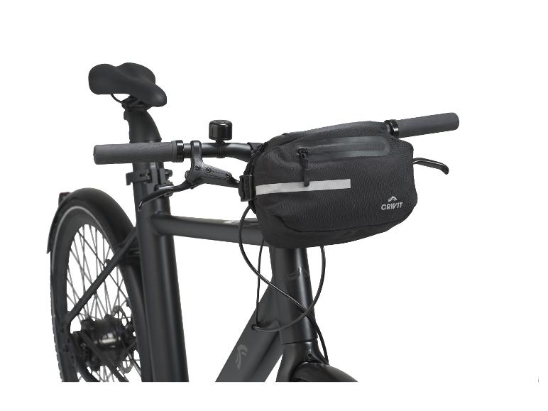 Un vélo noir avec une sacoche de guidon Crivit.