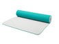 Un tapis de yoga turquoise roulé avec une surface blanche.