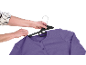Mains accrochant un cardigan violet sur un cintre noir.