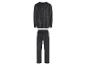 Un pyjama en velours noir avec des manches longues et un pantalon.