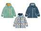 Trois imperméables pour enfants avec différents imprimés et couleurs.