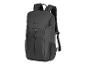 Sac à dos noir avec une poche avant zippée et des poches latérales en filet