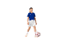 Une jeune fille jouant au football avec des vêtements de sport Joma.