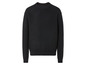Un pull noir à manches longues.