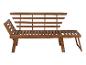 Une chaise longue en bois avec un dossier haut.
