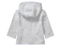 Un sweat-shirt gris à capuche et à manches longues pour bébés.