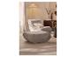 Fauteuil de salon et pouf gris matelassés dans un cadre de salon confortable.