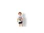 Garçon en t-shirt blanc imprimé super-héros et short bleu