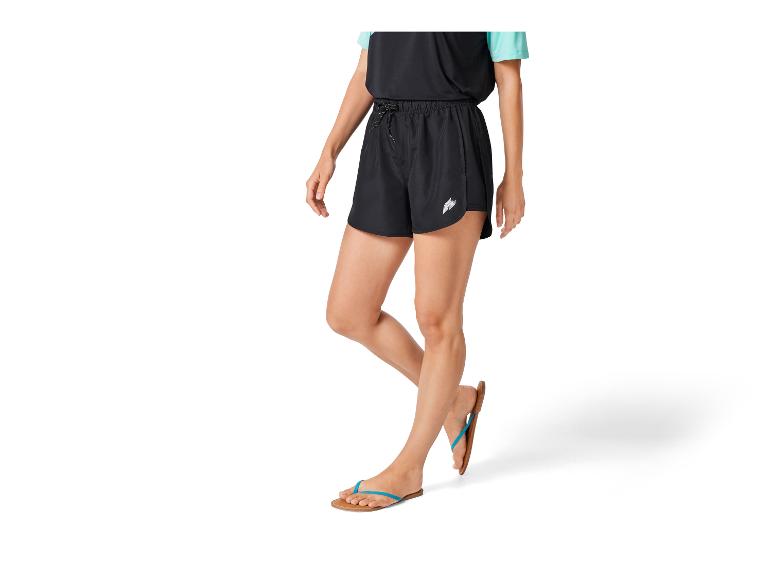 Shorts noirs et tongs : vêtements de sport et plage.