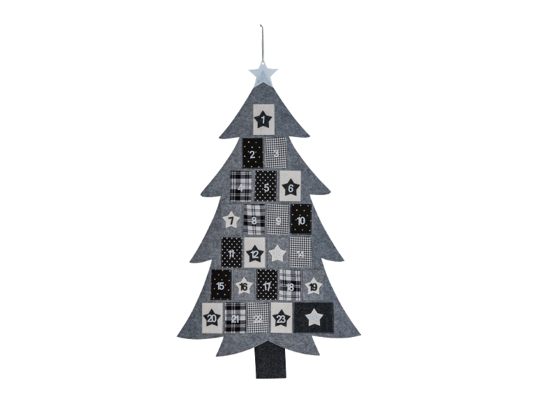 Calendrier de l'Avent en feutre gris en forme de sapin avec des poches numérotées noires et blanches.
