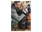 Un père et son fils portant des vêtements d'extérieur Hello et un sac à dos.