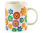 Une tasse blanche avec des fleurs joyeuses avec des visages souriants.
