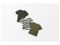 Trois t-shirts pour enfants dans des tons olive: un uni, un rayé et un uni.