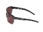 Lunettes de soleil de sport noires avec verres fumés.