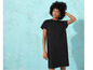 Une femme portant une robe t-shirt noire.