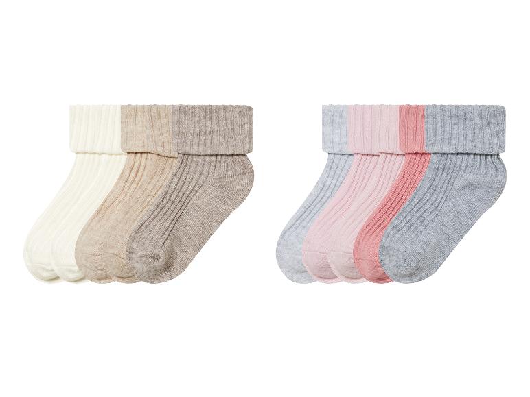 Six paires de chaussettes en différentes couleurs et matières.