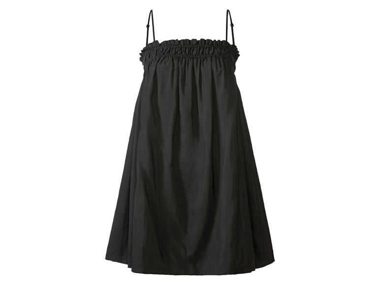 Une robe noire à volants et bretelles fines.