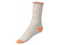 Des chaussettes beiges avec une bordure orange.