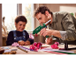 Père et enfant fabriquant des fleurs en papier avec un pistolet à colle.