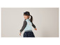 Une fille portant une veste bomber bleue avec un imprimé zèbre et une jupe bleue à étoiles.