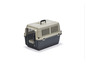 Une cage de transport pour animaux de compagnie de couleur beige et gris avec une grille métallique.