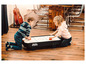 Deux enfants jouant au hockey sur air sur une table Bandit Kiddy Speed.