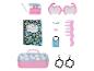 Une trousse de maquillage rose avec un carnet 'Ellie Fly' et d'autres accessoires.