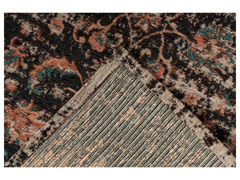 Détail d'un tapis avec un motif bleu foncé, orange et beige.