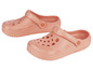 Deux paires de sabots en plastique rose.