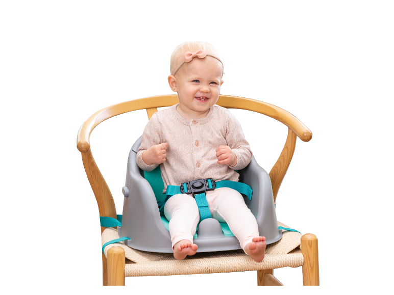 Bébé assis dans une chaise haute avec harnais de sécurité.