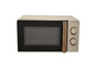 Un micro-ondes SilverCrest rétro beige avec une poignée en bois.