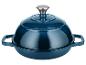 Cocotte en fonte bleue avec couvercle et bouton argenté.