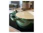 Cocotte en fonte verte de SILVERCREST® sur une plaque de cuisson.